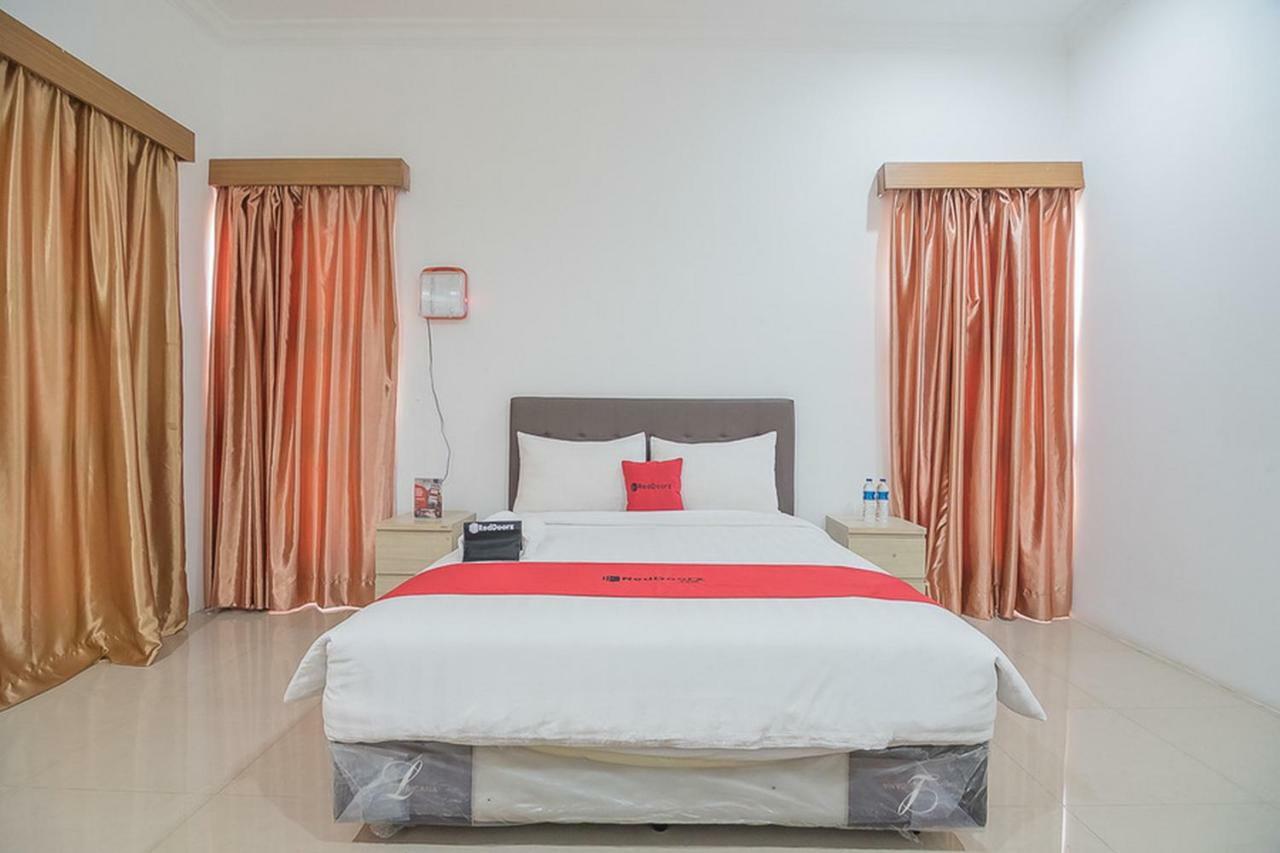 מלון Reddoorz Near Jatinangor Town Square מראה חיצוני תמונה