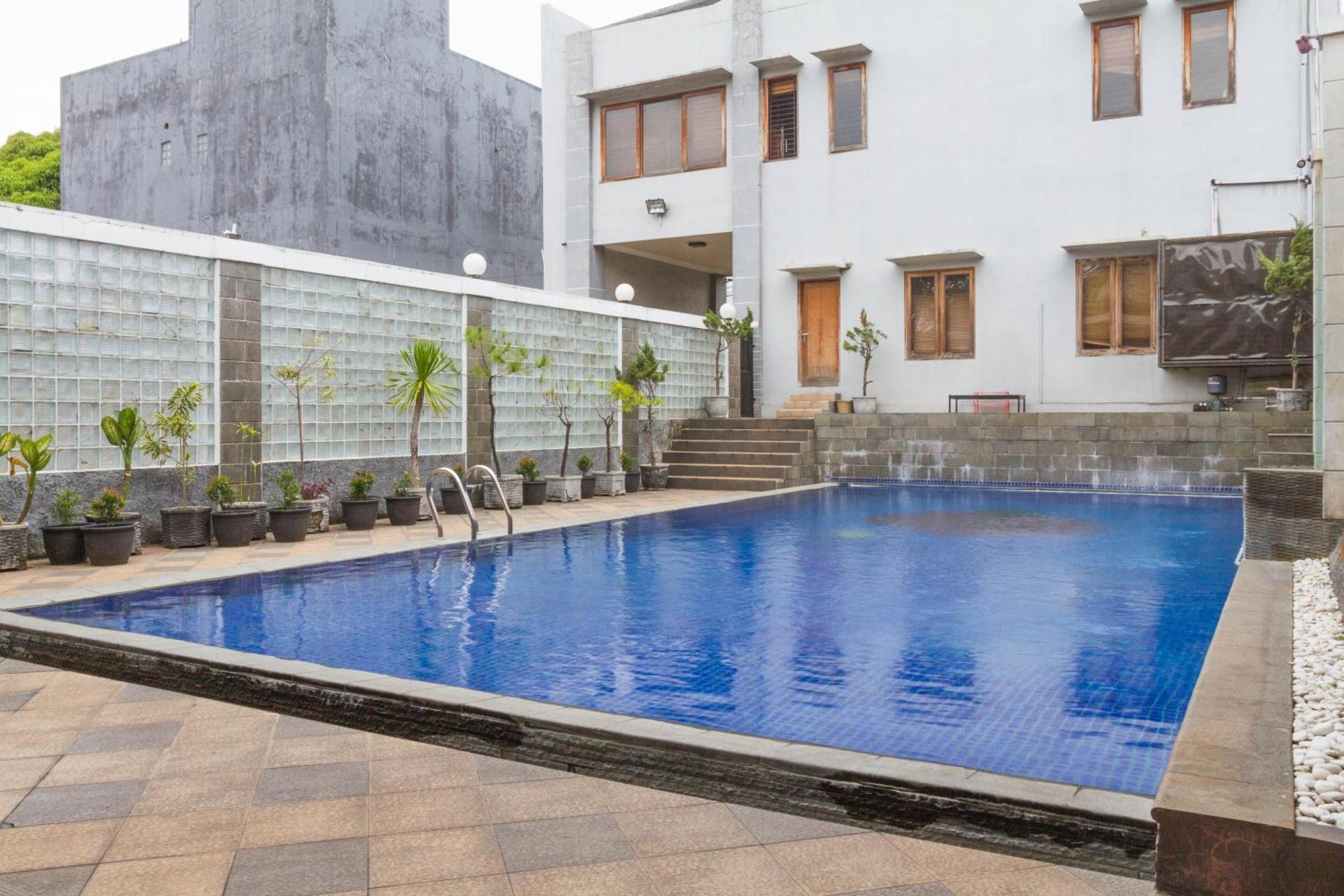 מלון Reddoorz Near Jatinangor Town Square מראה חיצוני תמונה